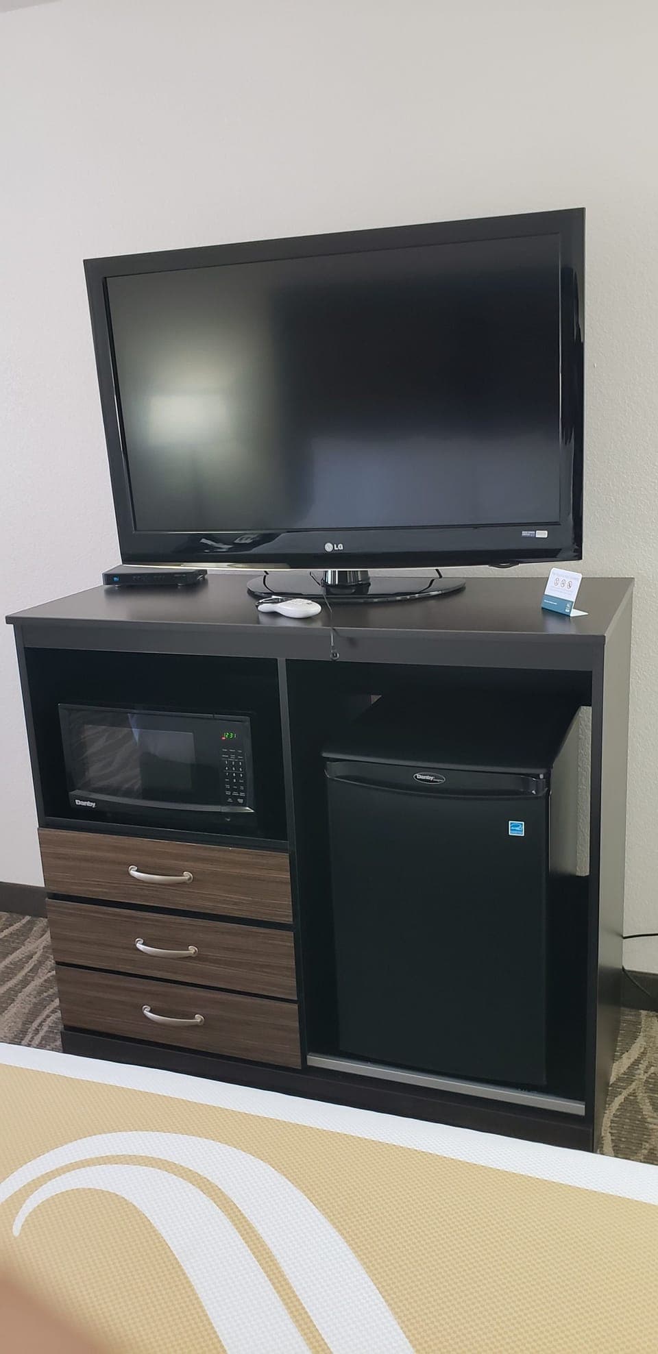 Standard Room, 1 King Bed, Non Smoking | Blackout drapes, iron/ironing board, free cribs/infant beds