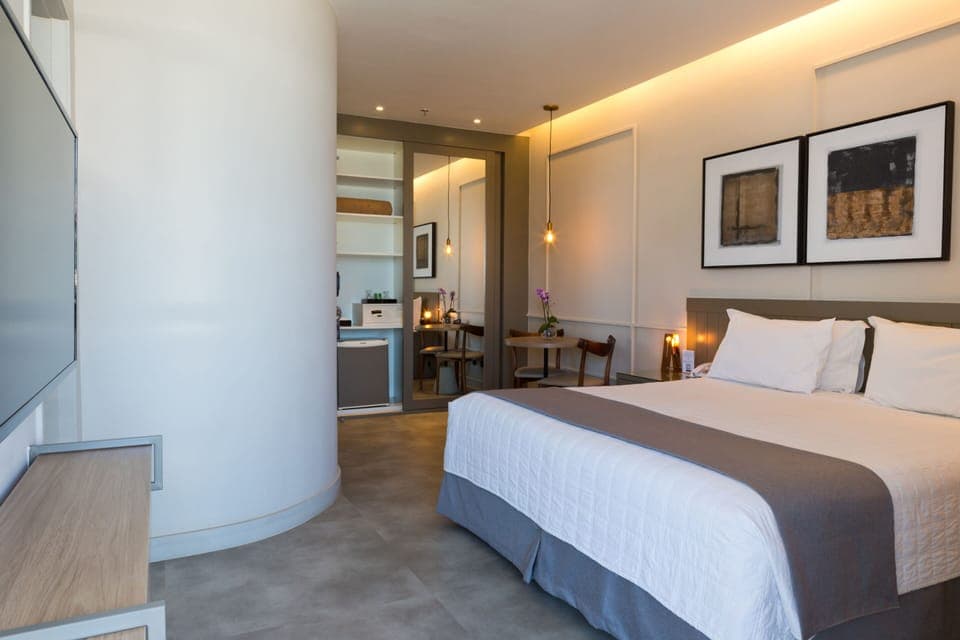 Quarto Superior Balcony | Minibar, in-room safe, desk, blackout drapes