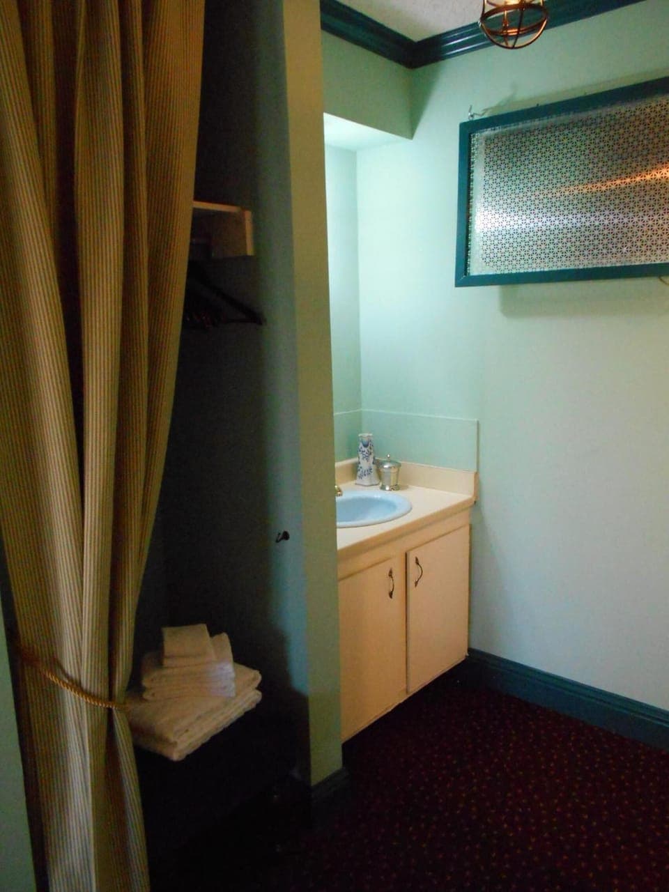 Combined shower/tub, free toiletries, hair dryer, towels