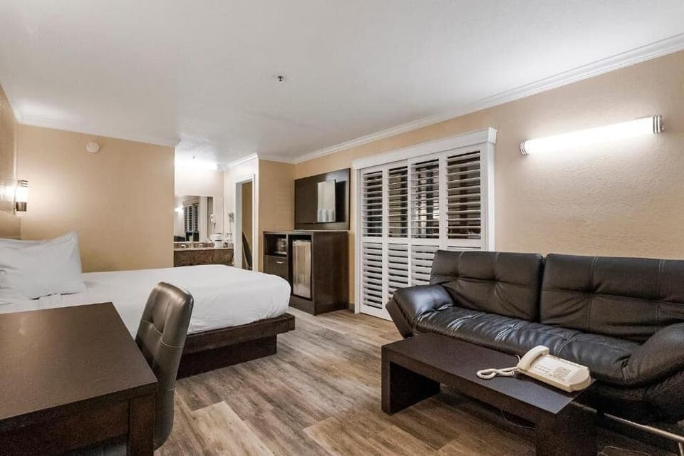 Premium bedding, desk, blackout drapes, free WiFi