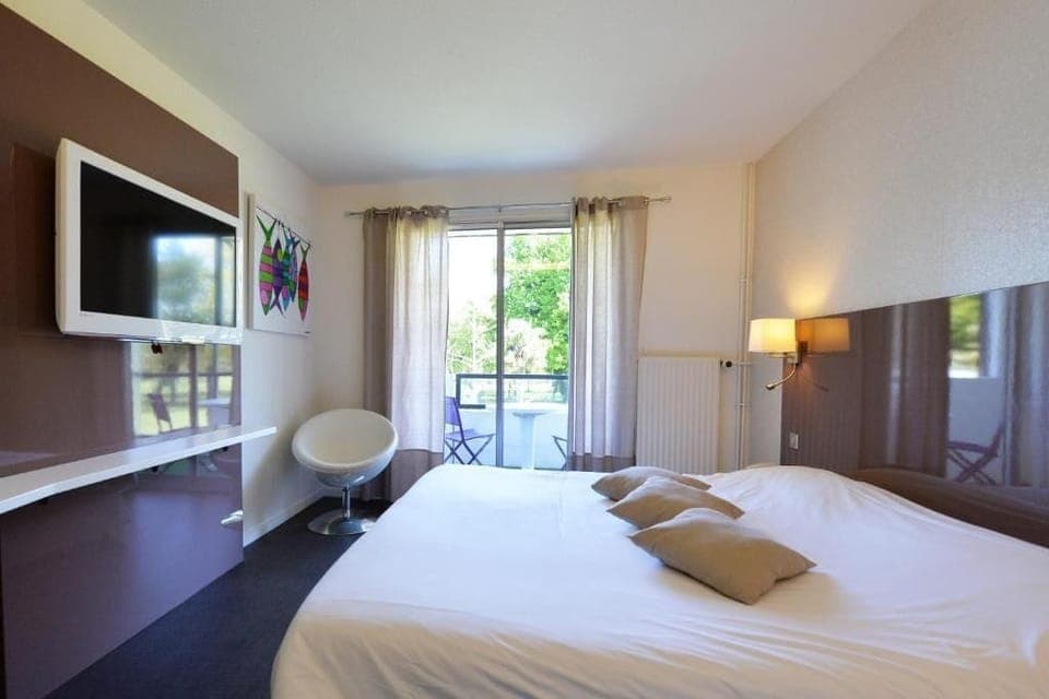 Superior Double Room | Minibar, iron/ironing board, free WiFi