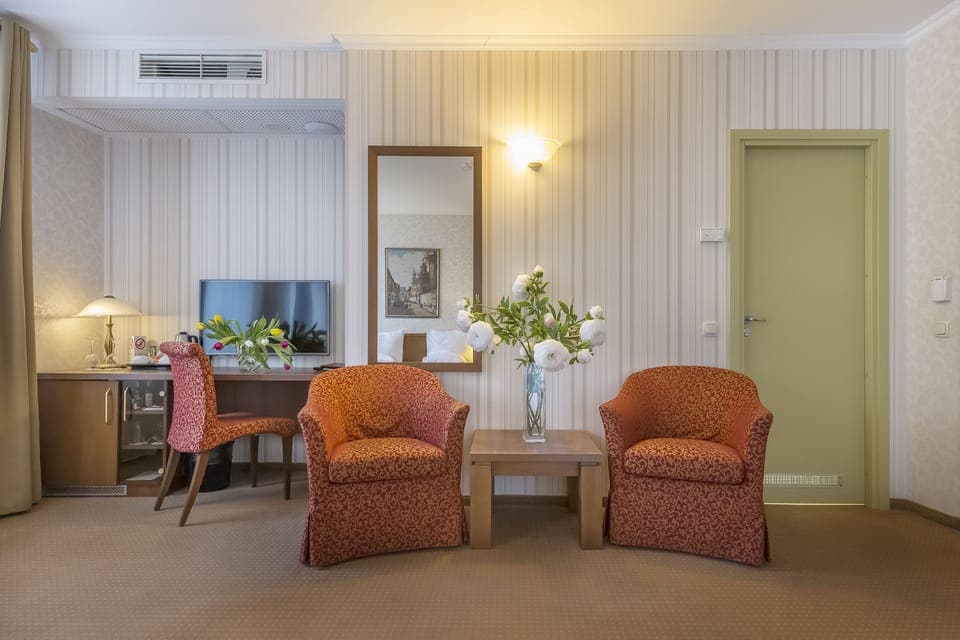 Executive Room | In-room safe, desk, laptop workspace, blackout drapes