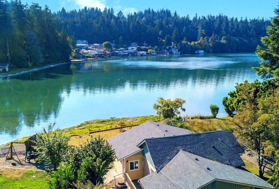3 bedroom waterfront home on the Bay in the Pacific Northwest.