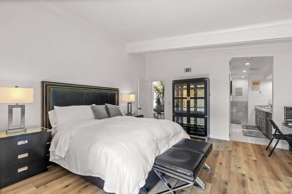 Master bedroom - ensuite 