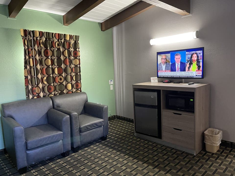 2 Queens - Non Smoking | Desk, iron/ironing board, free WiFi, bed sheets