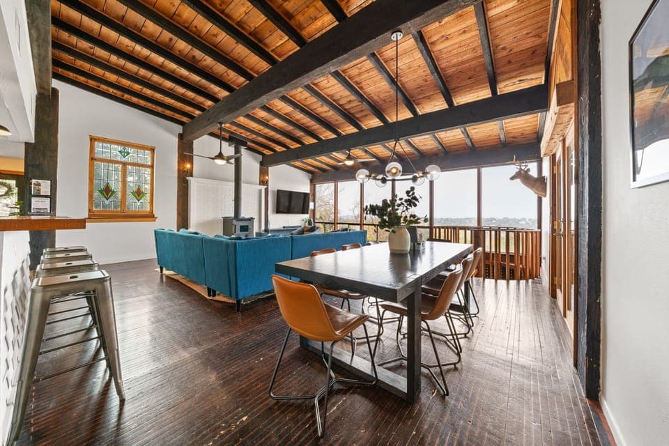 Doesn't it feel like you are in a treehouse?