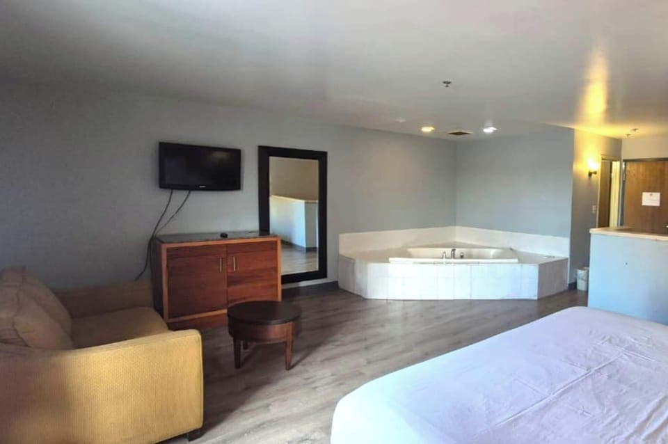 Room, 1 King Bed, Non Smoking, Kitchenette | Desk, iron/ironing board, free WiFi, alarm clocks