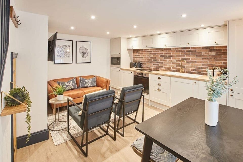 Grumbles Cottage, Whitby - Host & Stay