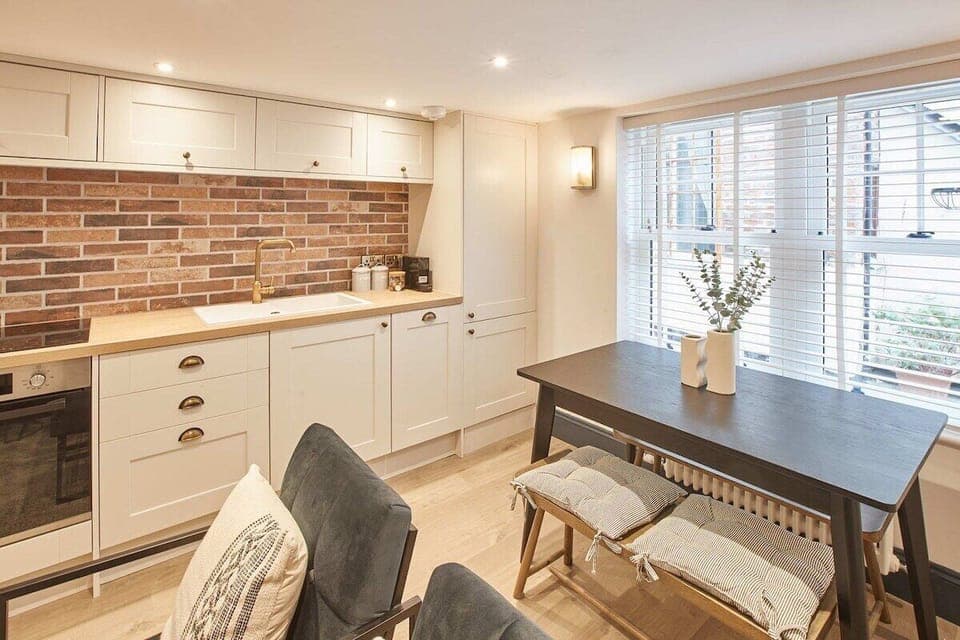 Grumbles Cottage, Whitby - Host & Stay