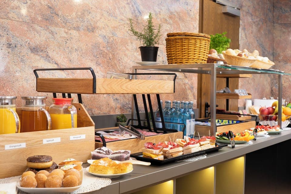Daily continental breakfast (EUR 14.50 per person)
