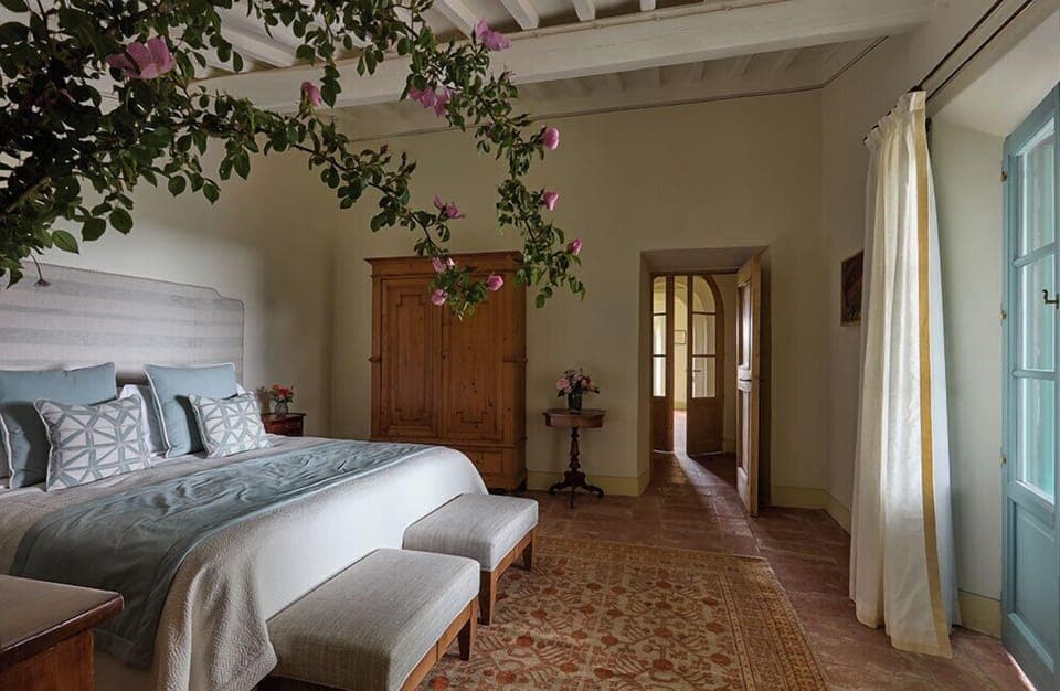 Premium bedding, down comforters, in-room safe, individually decorated