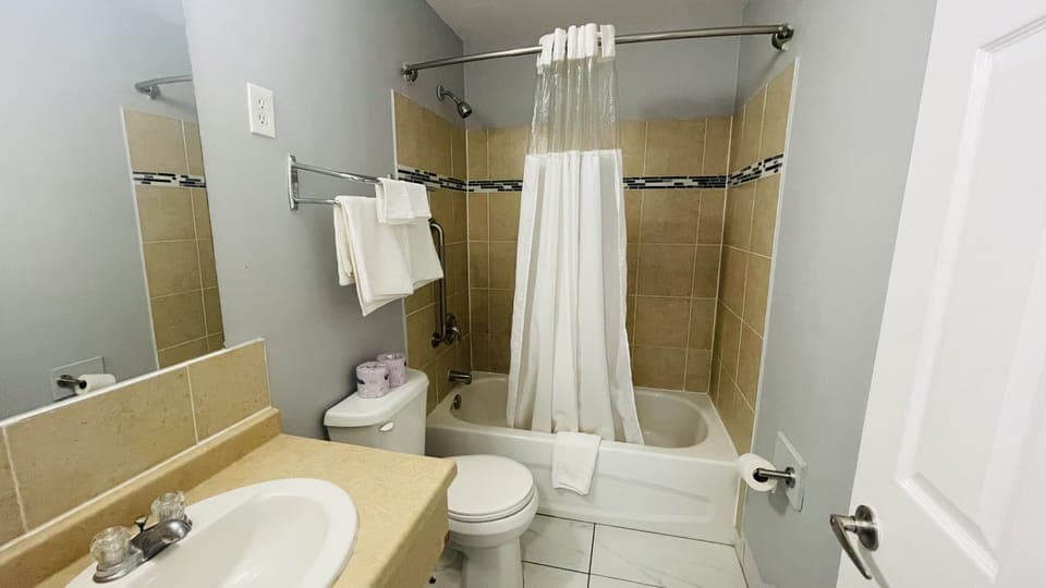 Family Suite | Bathroom | Combined shower/tub, free toiletries, towels