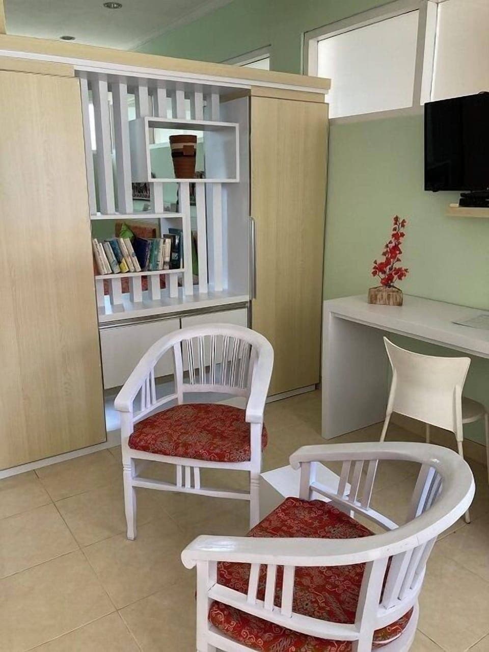 Luxury Studio Suite | Living area | Flat-screen TV