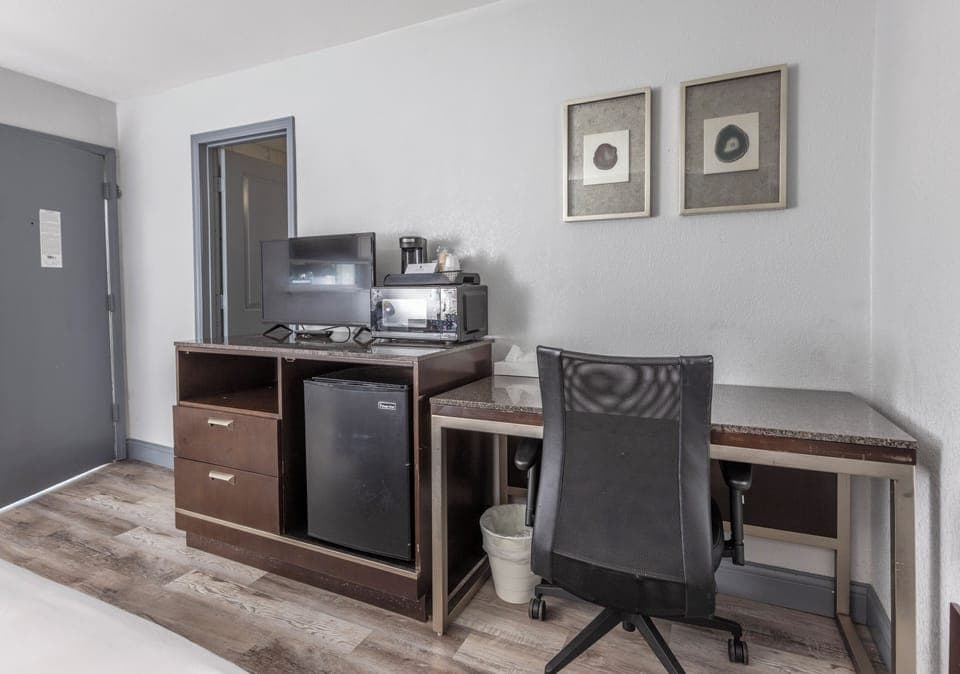 Premium Room, 1 King Bed | Egyptian cotton sheets, premium bedding, laptop workspace