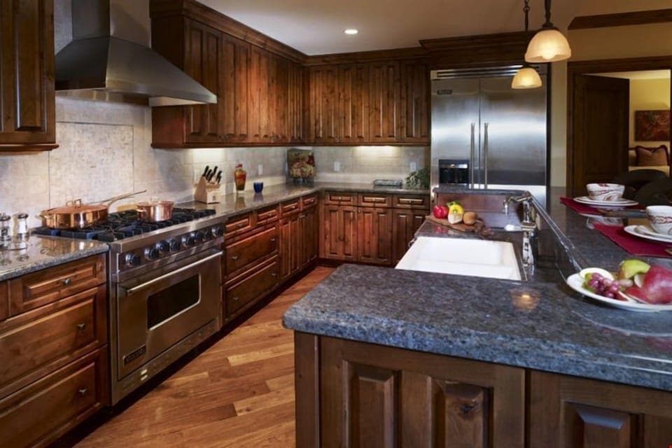 Prepare meals in the fully equipped kitchen and enjoy them together at the dining table.