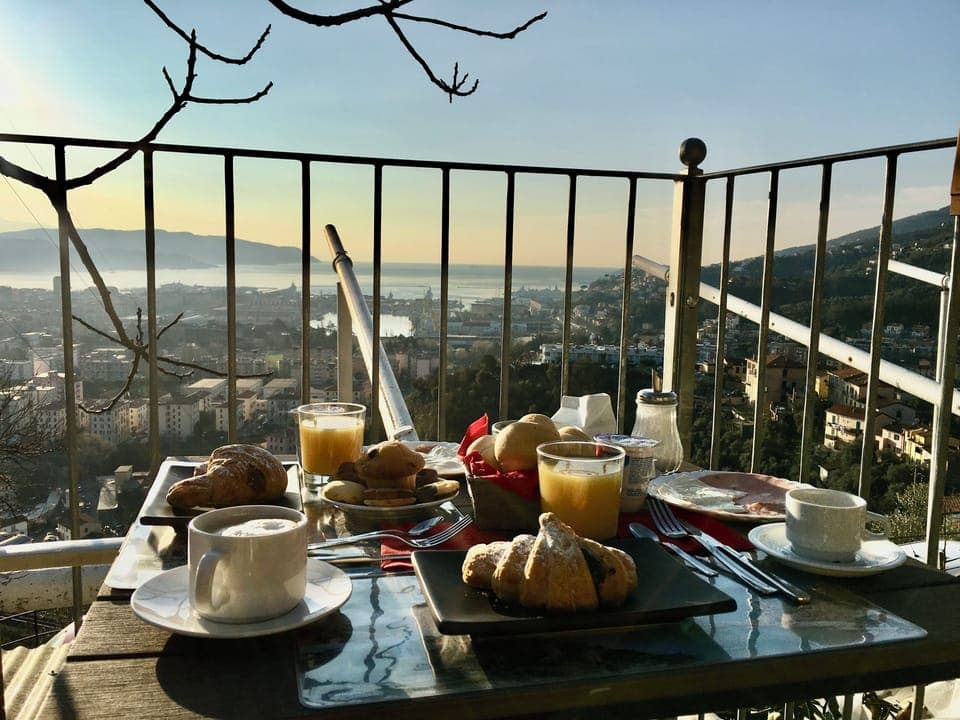 Daily continental breakfast (EUR 15 per person)