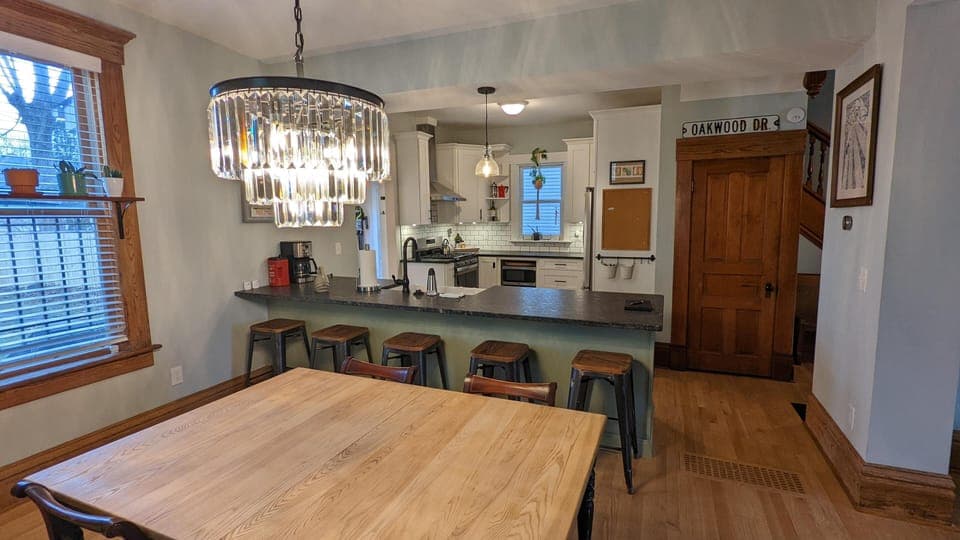 Let this charming kitchen light up your feed! 