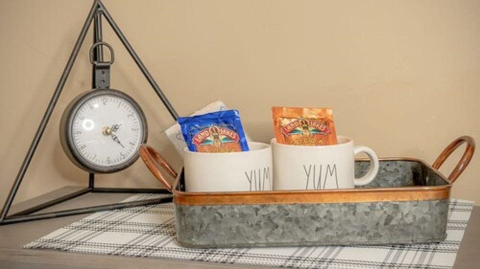 Deluxe Room, 1 Queen Bed | Living area | 50-inch Smart TV with digital channels, TV, Netflix