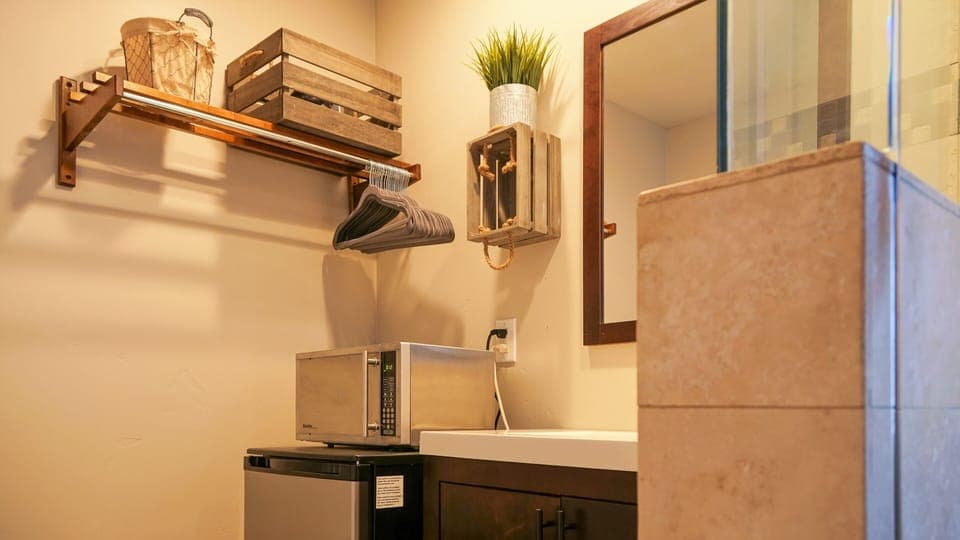 Deluxe Room, 1 Queen Bed | Bathroom | Free toiletries, hair dryer, towels