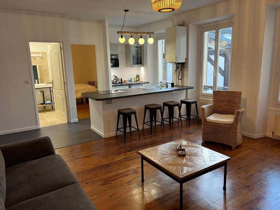 Classic Cottage, City View | Living area