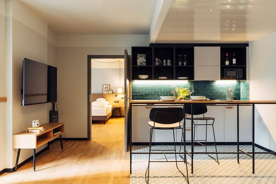 Apartment | Premium bedding, in-room safe, desk, soundproofing