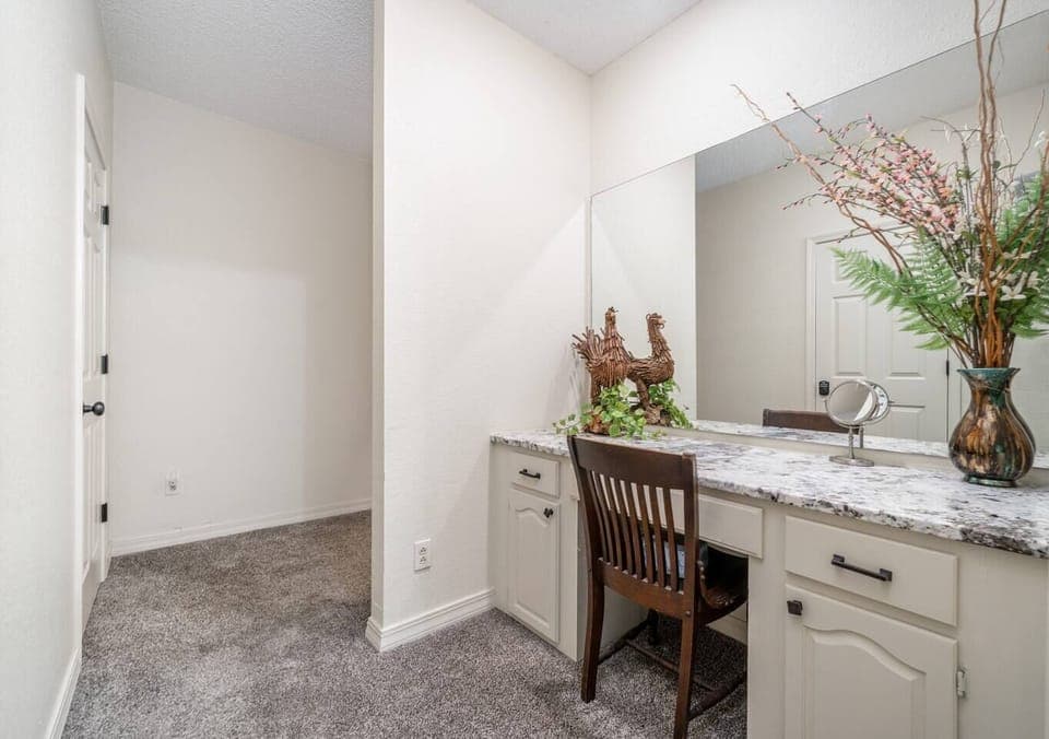 Vanity area between Master Bed & Bath.
