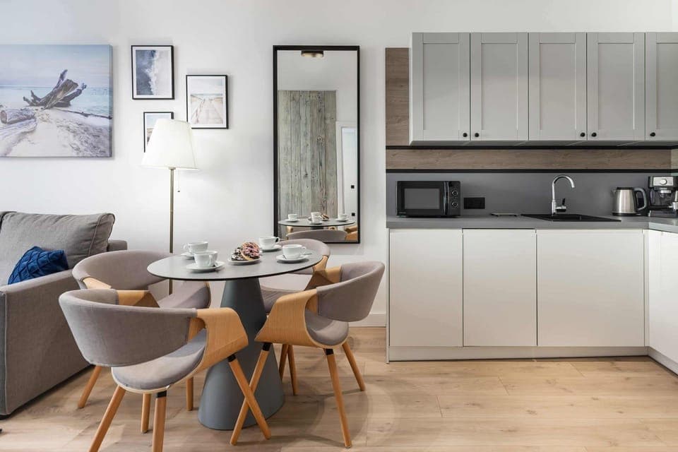 Modern, fully equipped kitchenette. 