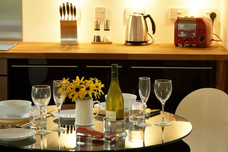 Fridge, cookware/dishes/utensils