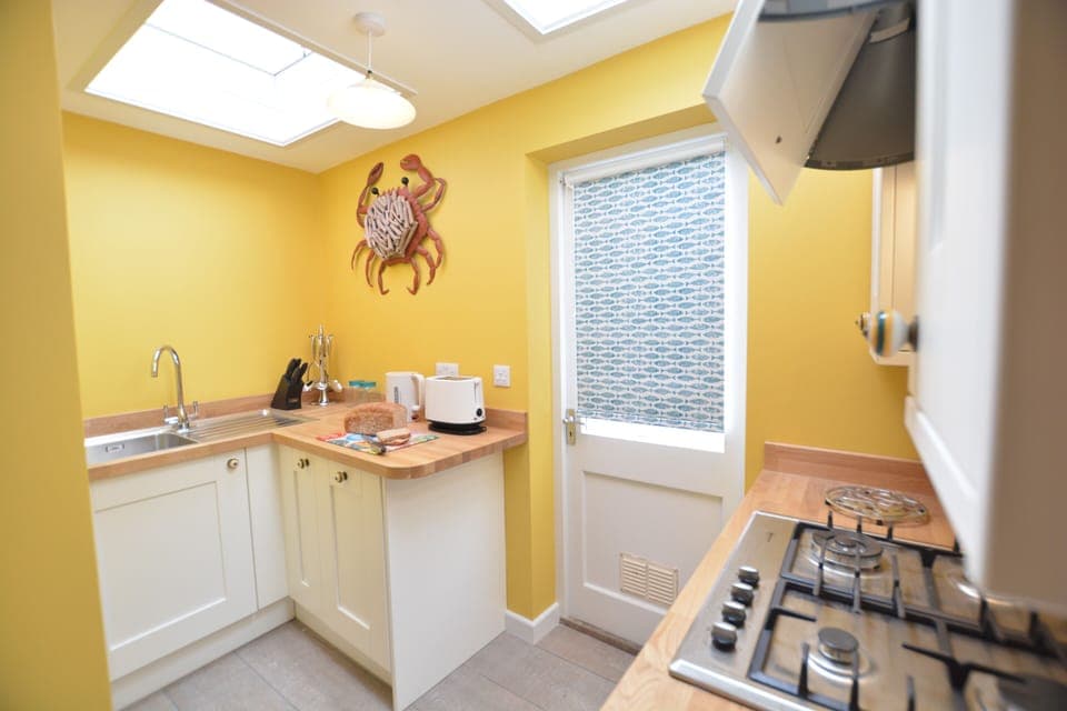 Fridge, dishwasher, cookware/dishes/utensils