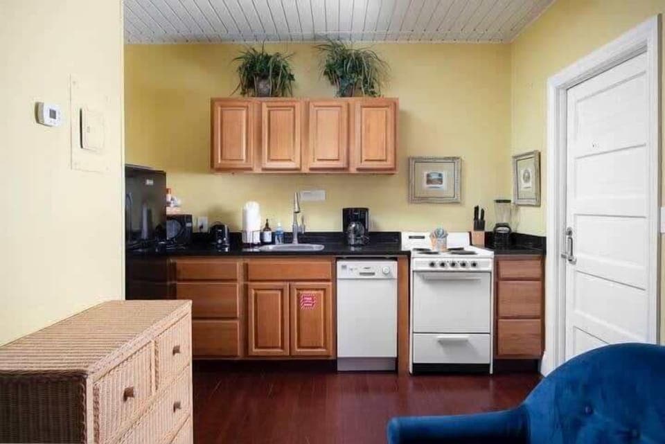 Cuban Suite full kitchen with microwave, stove, oven, toaster, blender, coffee maker