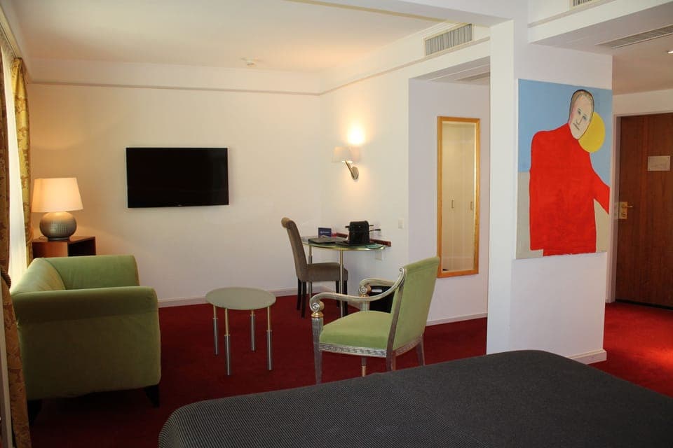 Junior Suite | Hypo-allergenic bedding, minibar, in-room safe, individually decorated