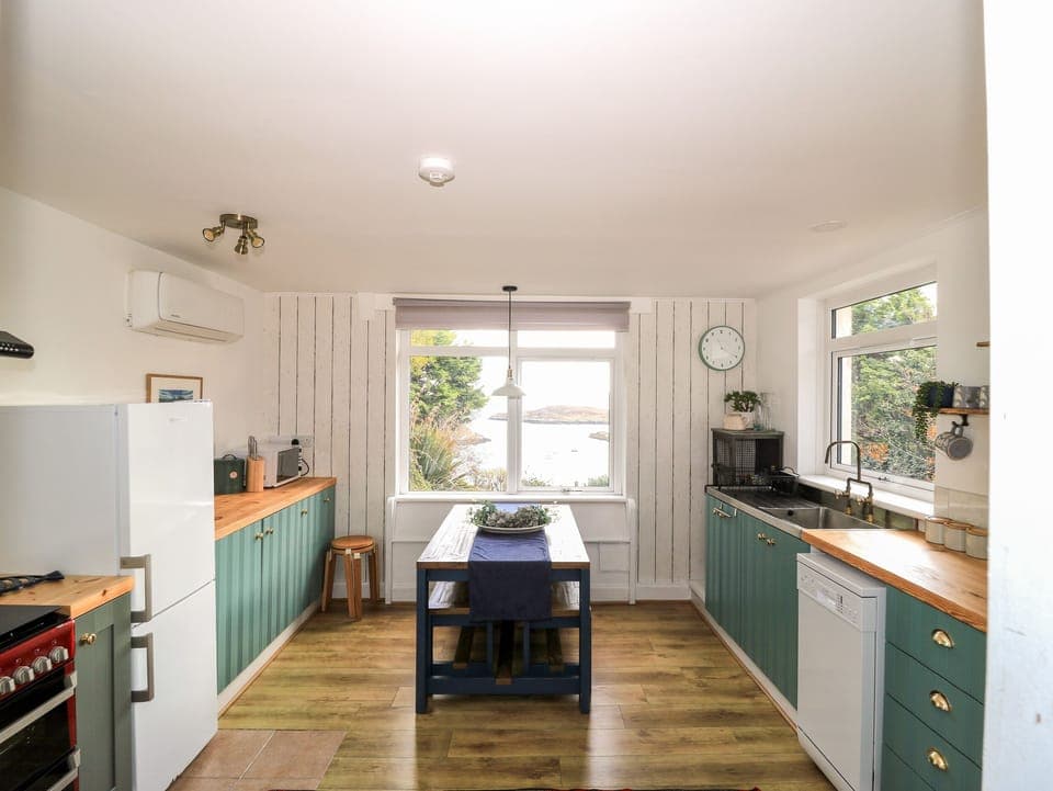 Cottage | Private kitchen | Fridge, dishwasher, electric kettle, toaster