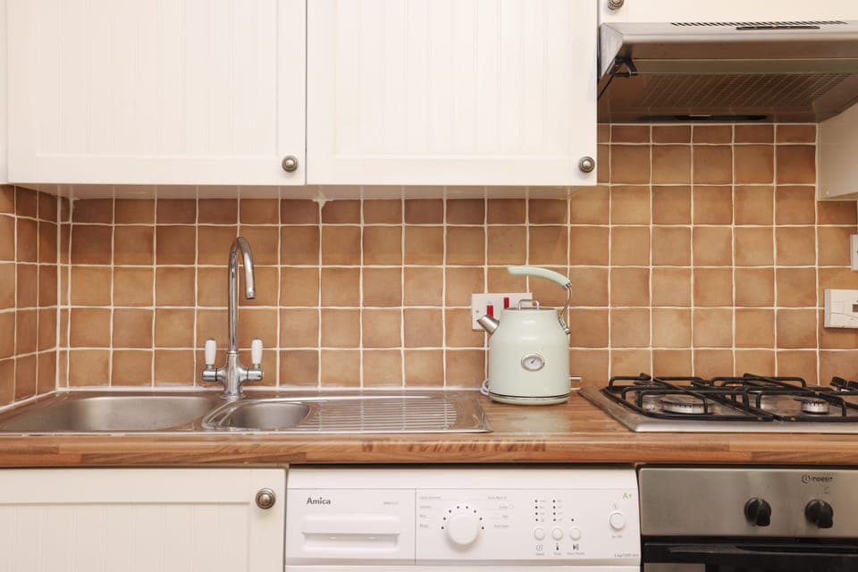 Apartment, 2 Bedrooms, Hot Tub | Private kitchen | Fridge, microwave, oven, stovetop