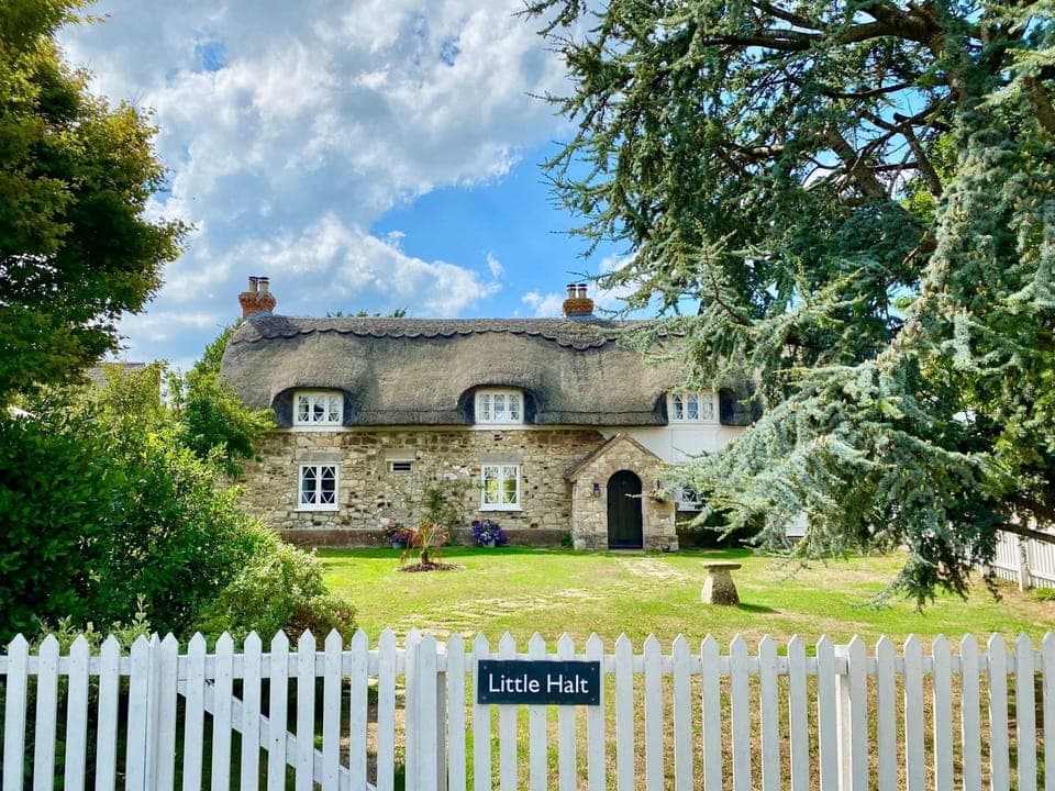 Little Halt, Freshwater: A charming 17th century thatched cottage overlooking Pound Green