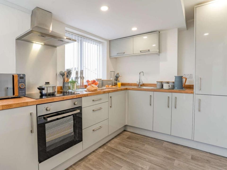 Cottage | Private kitchen | Fridge, microwave, oven, stovetop