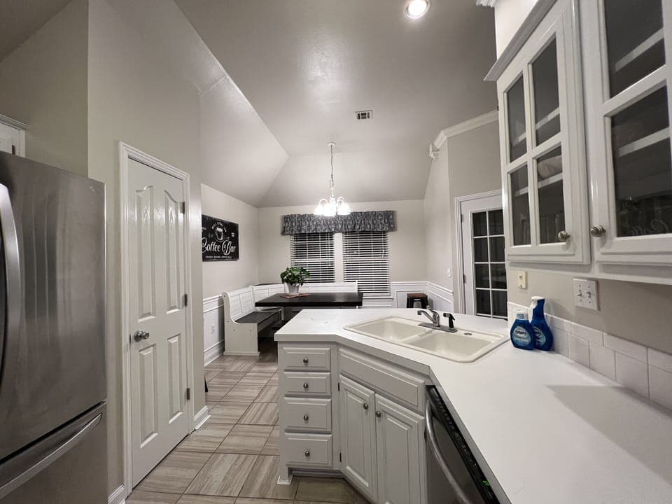 Kitchen and dining area: fully stocked and ready to go. 