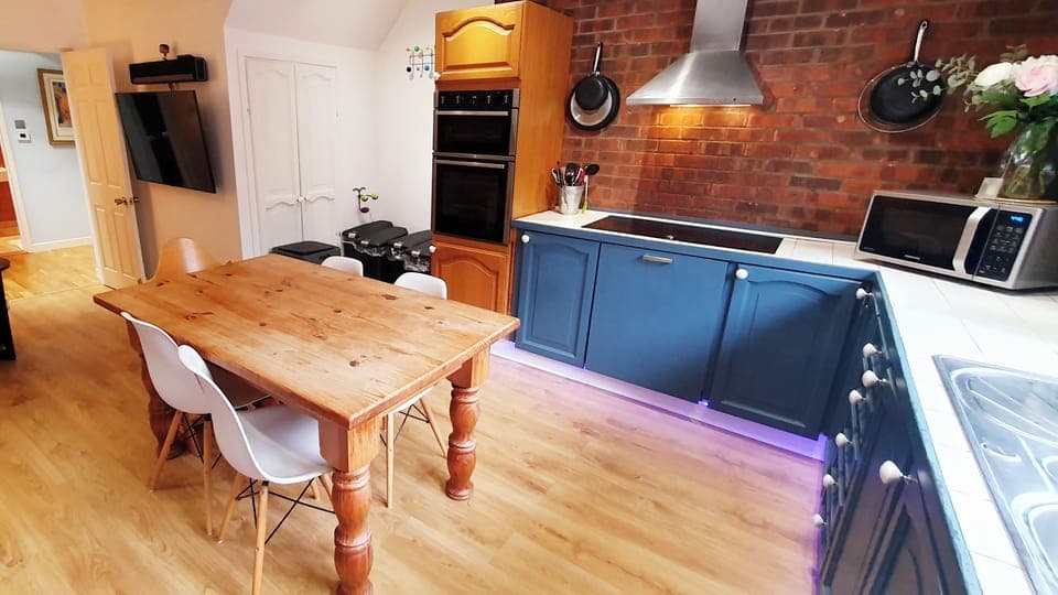 Family size kitchen dining for 6. Cook/Eat. Smart 52Inch TV w/Sonos Soundbar 