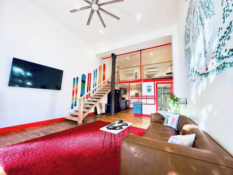 Comfortable lounge space with tall cielings