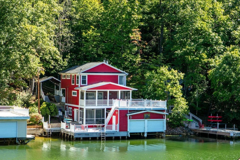 Tucked Away Gem on Lake Lure - Tucked Away Gem on Lake Lure