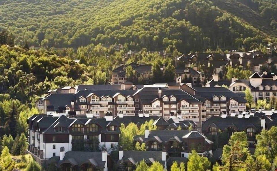 Guests will also enjoy European-style, village-to-village skiing between Arrowhead, Bachelor Gulch and Beaver Creek villages.