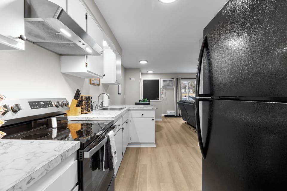 The spacious kitchen has everything you need to create delicious meals.