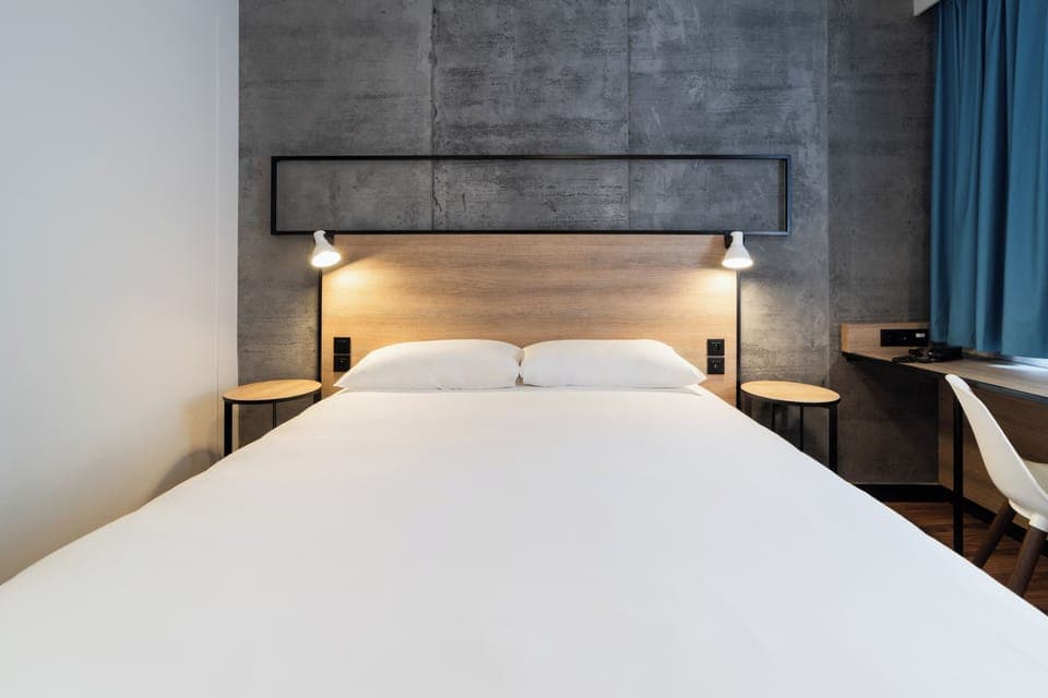 Standard Room, 1 Double Bed | Premium bedding, in-room safe, desk, soundproofing