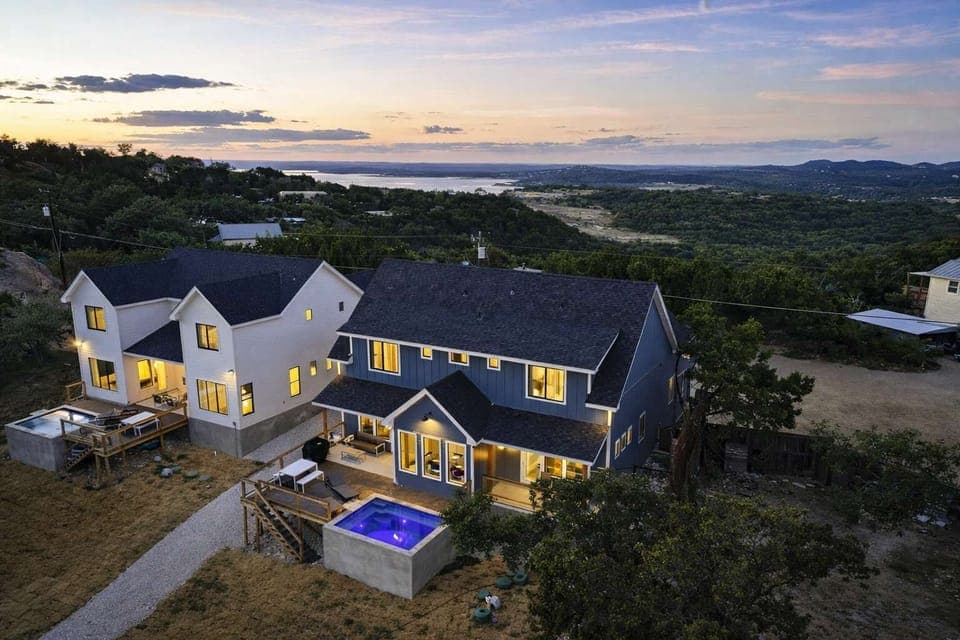 Your ideal escape is here: a cozy duo home close to the lake and scenic golf courses. Book now!