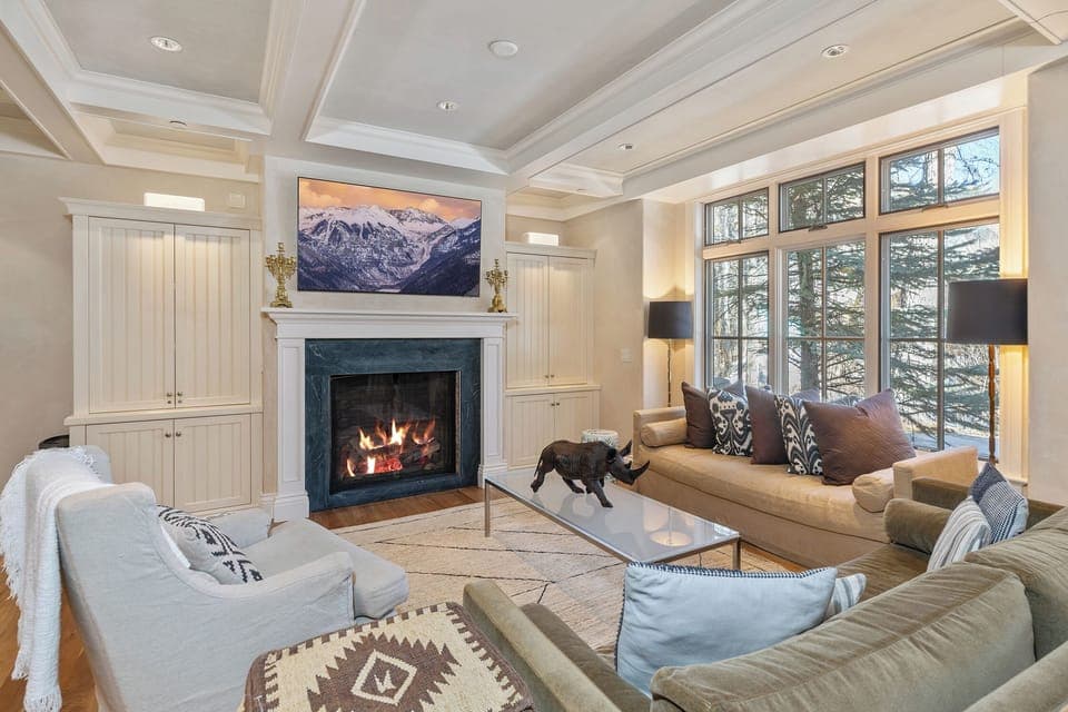 Living Area with fireplace  - Creekside C - Vivid Vacation Renta - Living Area with fireplace - Creekside C - Vivid Vacation Rentals