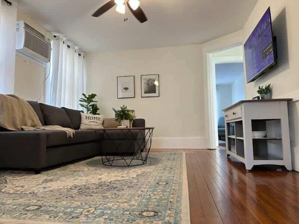 Condo, 1 Queen Bed, Fireplace | Living area | 40-inch TV with digital channels, fireplace