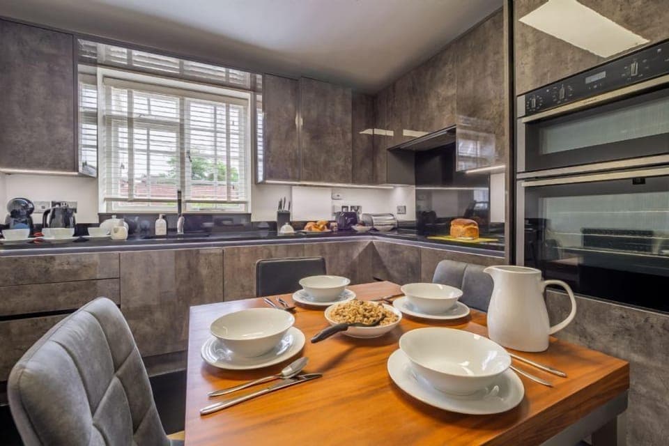Crown Street, Bury St Edmunds: Well-equipped kitchen with dining table