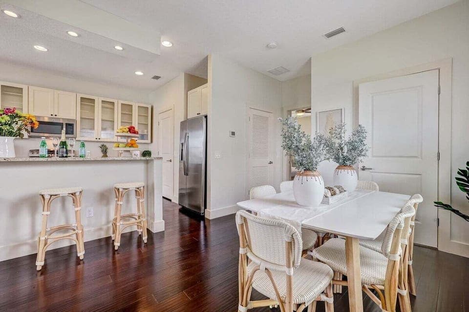 Beautiful dining table that fits six!