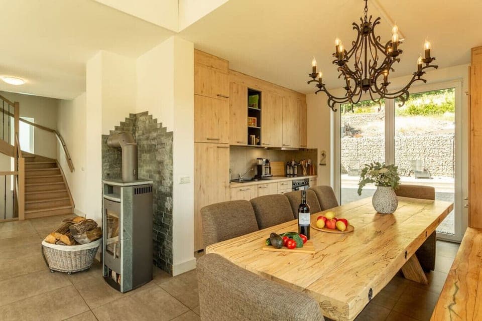 Sitzt ihr gern lange gesellig beim Frühstück oder zaubert ihr gerne zusammen ein leckeres Menü? In unserem großzügigen Wohn-Essbereich haltet ihr euch gewiss gerne ein bisschen länger auf. Hier lässt es sich gut leben oder?