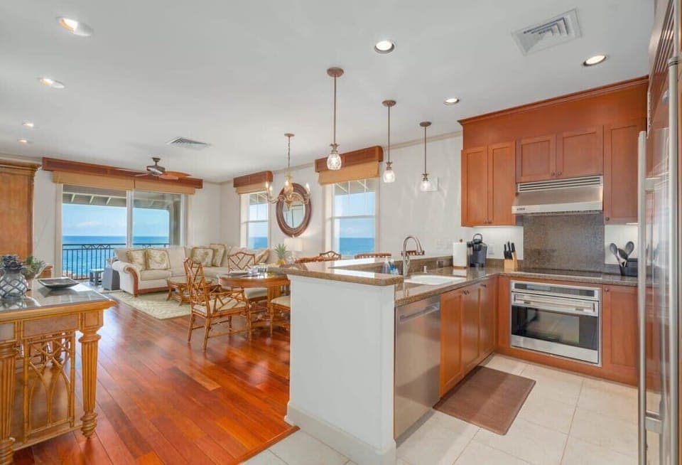 Great ocean views immediately upon entering.