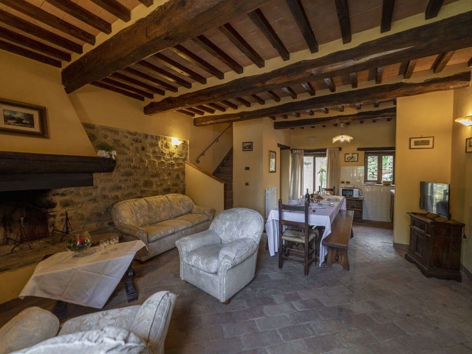 Property, Picture Frame, Furniture, Building, Couch, Table, Living Room, Interior Design, Wood, Lamp